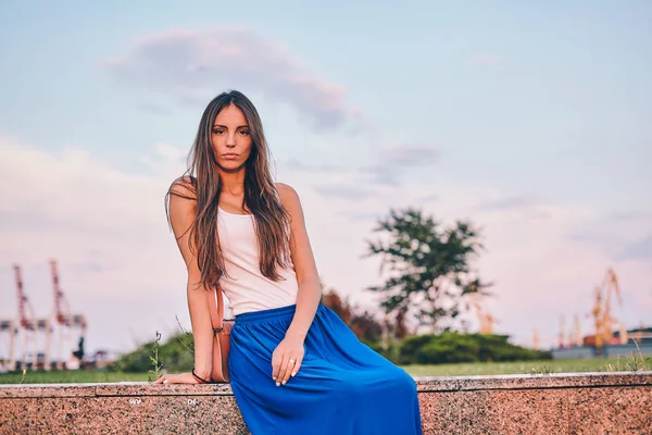 Schöne Mädchen Modell posiert in einem Seehafen — Stockfoto