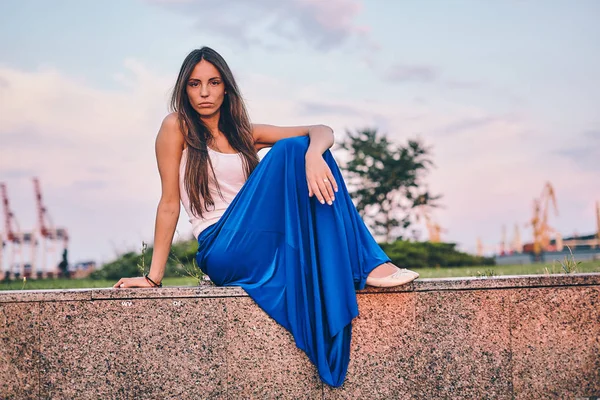 Hermosa modelo chica posando en un puerto marítimo — Foto de Stock