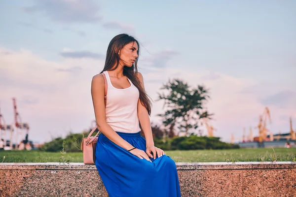 Belle fille modèle posant dans un port de mer — Photo