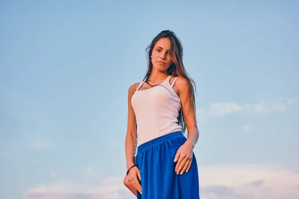 Vacker flicka modell poserar i seaport — Stockfoto