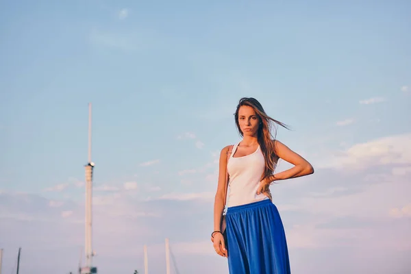Vacker flicka modell poserar i seaport — Stockfoto