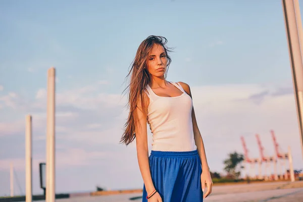 Belle fille modèle posant dans un port de mer — Photo