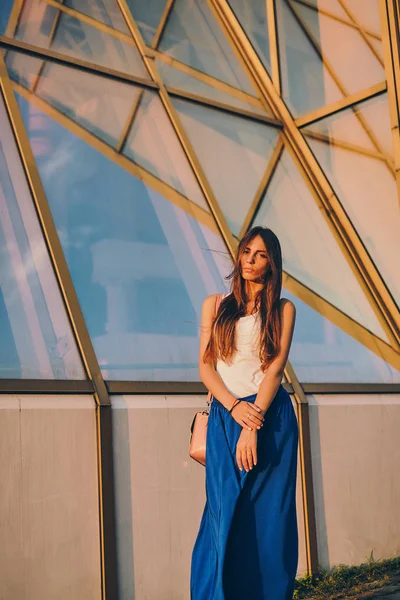 Beautiful girl model posing in a seaport — Stock Photo, Image