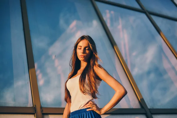 Modelo menina bonita posando em um porto — Fotografia de Stock