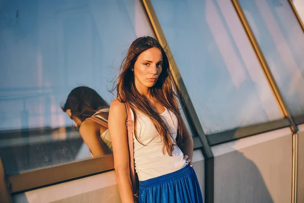 Beautiful girl model posing in a seaport — Stock Photo, Image