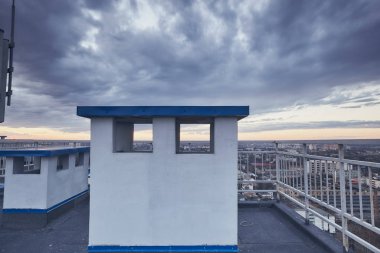 Şehir, gerçek dışı bulutlar, doğa, çatıya görünümünden inanılmaz güzel gün batımı