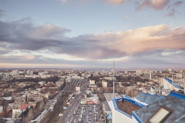 Şehir, gerçek dışı bulutlar, doğa, çatıya görünümünden inanılmaz güzel gün batımı