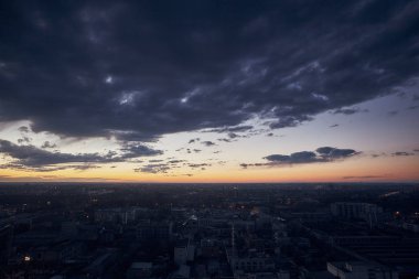 Şehir, gerçek dışı bulutlar, doğa, çatıya görünümünden inanılmaz güzel gün batımı