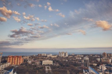 Şehir, gerçek dışı bulutlar, doğa, çatıya görünümünden inanılmaz güzel gün batımı