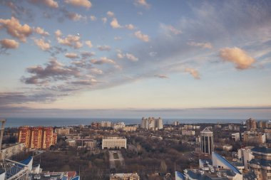 Şehir, gerçek dışı bulutlar, doğa, çatıya görünümünden inanılmaz güzel gün batımı