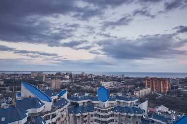 Şehir, gerçek dışı bulutlar, doğa, çatıya görünümünden inanılmaz güzel gün batımı