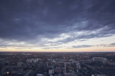 Şehir, gerçek dışı bulutlar, doğa, çatıya görünümünden inanılmaz güzel gün batımı