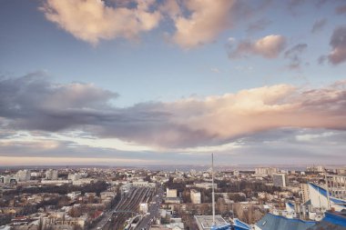 Şehir, gerçek dışı bulutlar, doğa, çatıya görünümünden inanılmaz güzel gün batımı