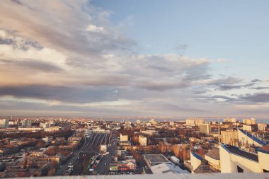 Şehir, gerçek dışı bulutlar, doğa, çatıya görünümünden inanılmaz güzel gün batımı