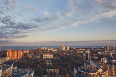 Şehir, gerçek dışı bulutlar, doğa, çatıya görünümünden inanılmaz güzel gün batımı