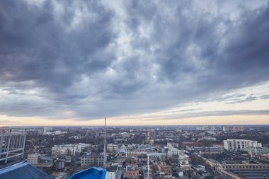 Şehir, gerçek dışı bulutlar, doğa, çatıya görünümünden inanılmaz güzel gün batımı