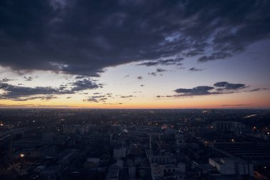 Şehir, gerçek dışı bulutlar, doğa, çatıya görünümünden inanılmaz güzel gün batımı