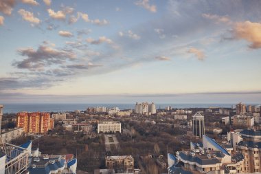 Şehir, gerçek dışı bulutlar, doğa, çatıya görünümünden inanılmaz güzel gün batımı