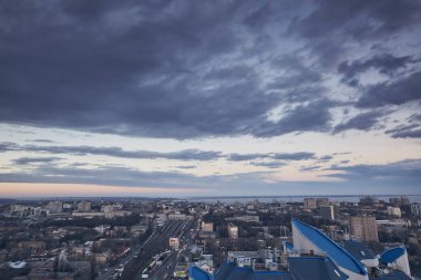 Şehir, gerçek dışı bulutlar, doğa, çatıya görünümünden inanılmaz güzel gün batımı