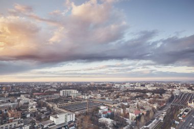Şehir, gerçek dışı bulutlar, doğa, çatıya görünümünden inanılmaz güzel gün batımı