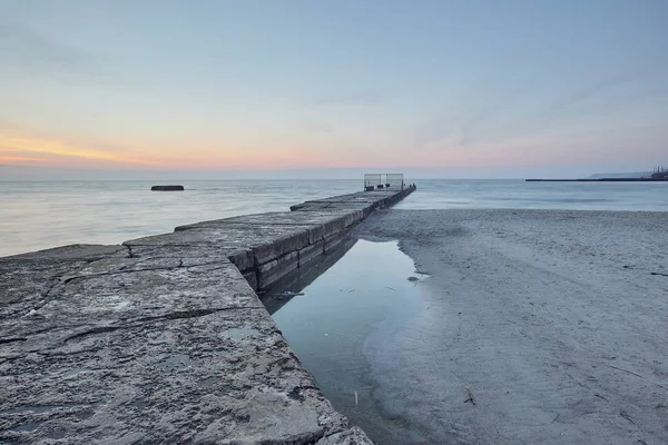 돌 부두 및 바다 — 스톡 사진