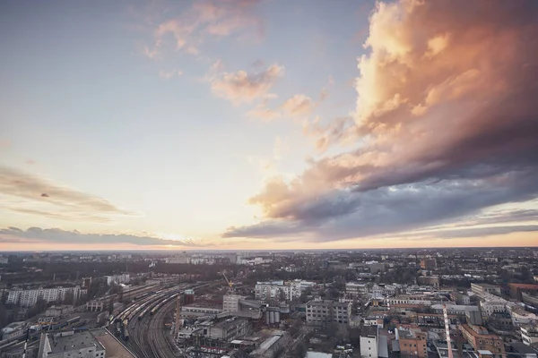 美丽的日落，城市，虚幻的云，惊人的性质，从屋顶的视图 — 图库照片