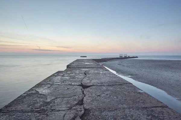 Pier de pedra e mar — Fotografia de Stock