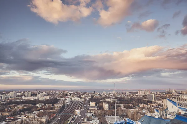 Wunderschöner Sonnenuntergang über der Stadt, unwirkliche Wolken, atemberaubende Natur, Blick vom Dach — Stockfoto