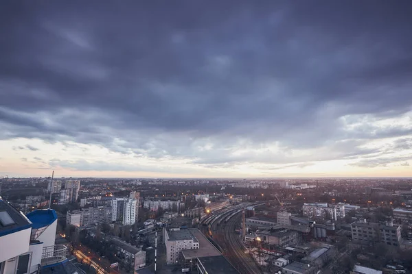 Şehir, gerçek dışı bulutlar, doğa, çatıya görünümünden inanılmaz güzel gün batımı