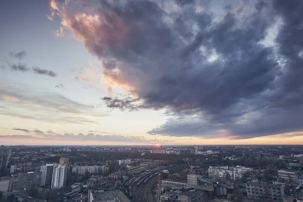 Şehir, gerçek dışı bulutlar, doğa, çatıya görünümünden inanılmaz güzel gün batımı
