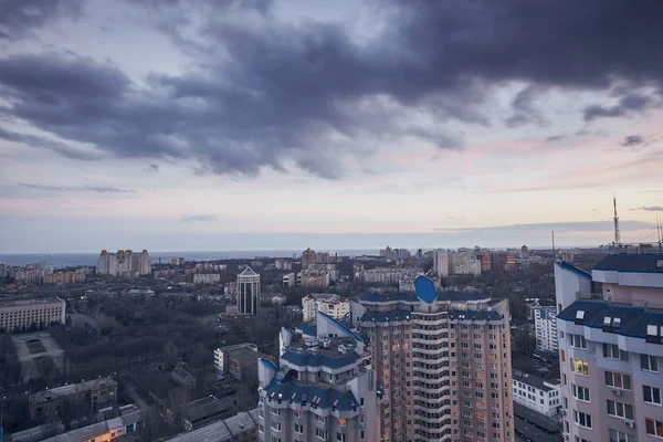 Şehir, gerçek dışı bulutlar, doğa, çatıya görünümünden inanılmaz güzel gün batımı