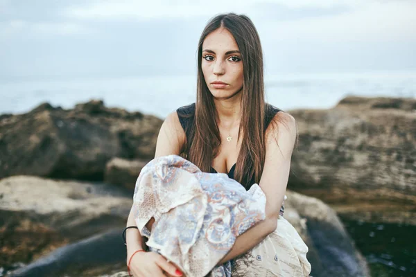 taş üzerine oturan kadın