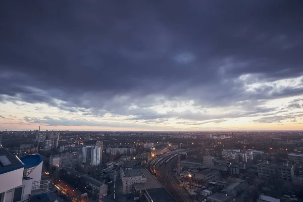 Şehir, gerçek dışı bulutlar, doğa, çatıya görünümünden inanılmaz güzel gün batımı