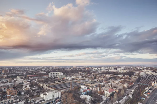 Şehir, gerçek dışı bulutlar, doğa, çatıya görünümünden inanılmaz güzel gün batımı