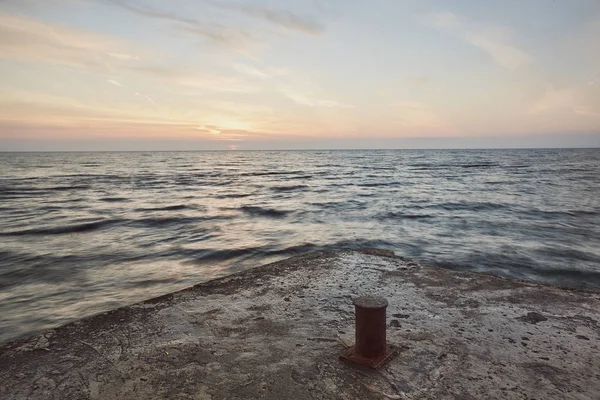 Steinpier und Meer — Stockfoto