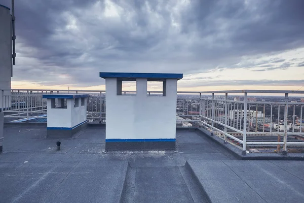 Şehir, gerçek dışı bulutlar, doğa, çatıya görünümünden inanılmaz güzel gün batımı