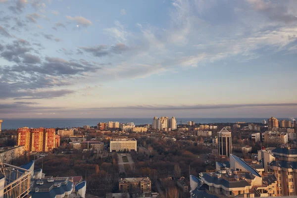 Şehir, gerçek dışı bulutlar, doğa, çatıya görünümünden inanılmaz güzel gün batımı