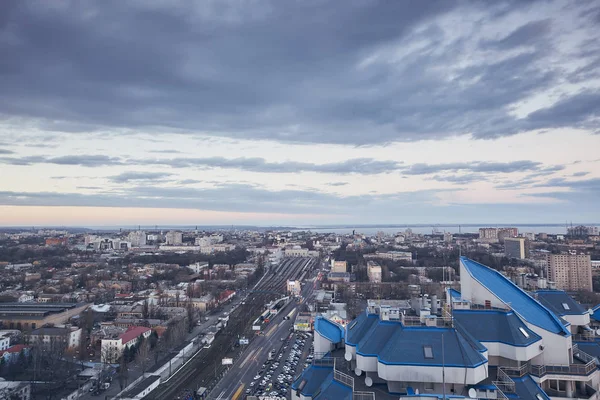 Şehir, gerçek dışı bulutlar, doğa, çatıya görünümünden inanılmaz güzel gün batımı