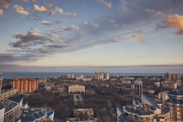 Prachtige zonsondergang over de stad, onwerkelijk wolken, geweldige natuur, uitzicht vanaf het dak — Stockfoto