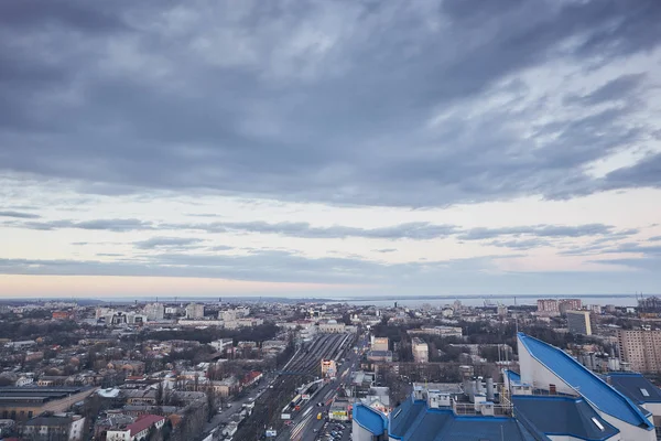 Wunderschöner Sonnenuntergang über der Stadt, unwirkliche Wolken, atemberaubende Natur, Blick vom Dach — Stockfoto