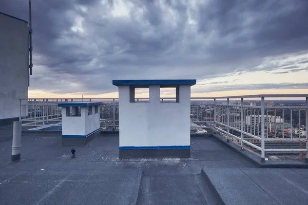 市、驚くべき自然、屋上からの眺め、非現実的な雲に沈む夕日 — ストック写真