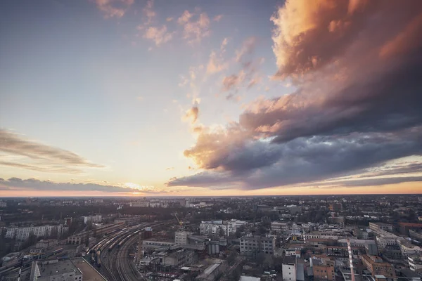 Hermosa puesta de sol en la ciudad, nubes irreales, increíble naturaleza, vista desde la azotea — Foto de Stock