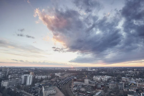 Şehir, gerçek dışı bulutlar, doğa, çatıya görünümünden inanılmaz güzel gün batımı