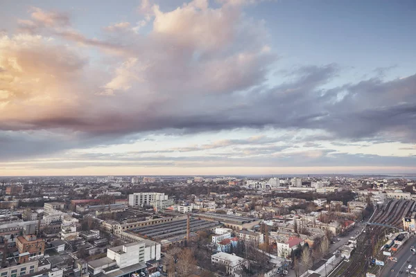 Şehir, gerçek dışı bulutlar, doğa, çatıya görünümünden inanılmaz güzel gün batımı