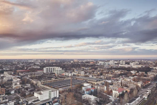 Wunderschöner Sonnenuntergang über der Stadt, unwirkliche Wolken, atemberaubende Natur, Blick vom Dach — Stockfoto