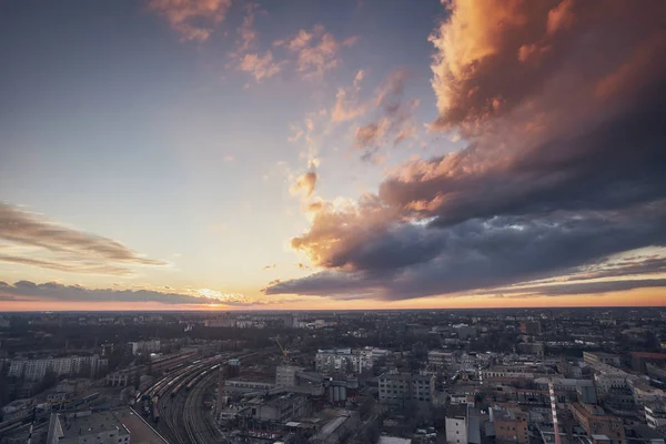 Şehir, gerçek dışı bulutlar, doğa, çatıya görünümünden inanılmaz güzel gün batımı