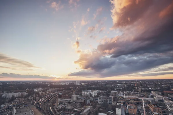 Şehir, gerçek dışı bulutlar, doğa, çatıya görünümünden inanılmaz güzel gün batımı