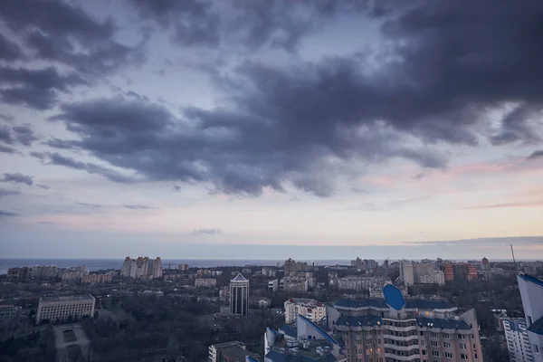 Hermosa puesta de sol en la ciudad, nubes irreales, increíble naturaleza, vista desde la azotea — Foto de Stock