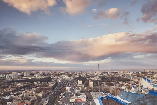 Wunderschöner Sonnenuntergang über der Stadt, unwirkliche Wolken, atemberaubende Natur, Blick vom Dach — Stockfoto