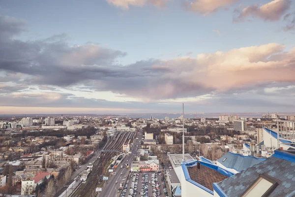 Wunderschöner Sonnenuntergang über der Stadt, unwirkliche Wolken, atemberaubende Natur, Blick vom Dach — Stockfoto